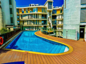 Modern City Center Apt with Pool